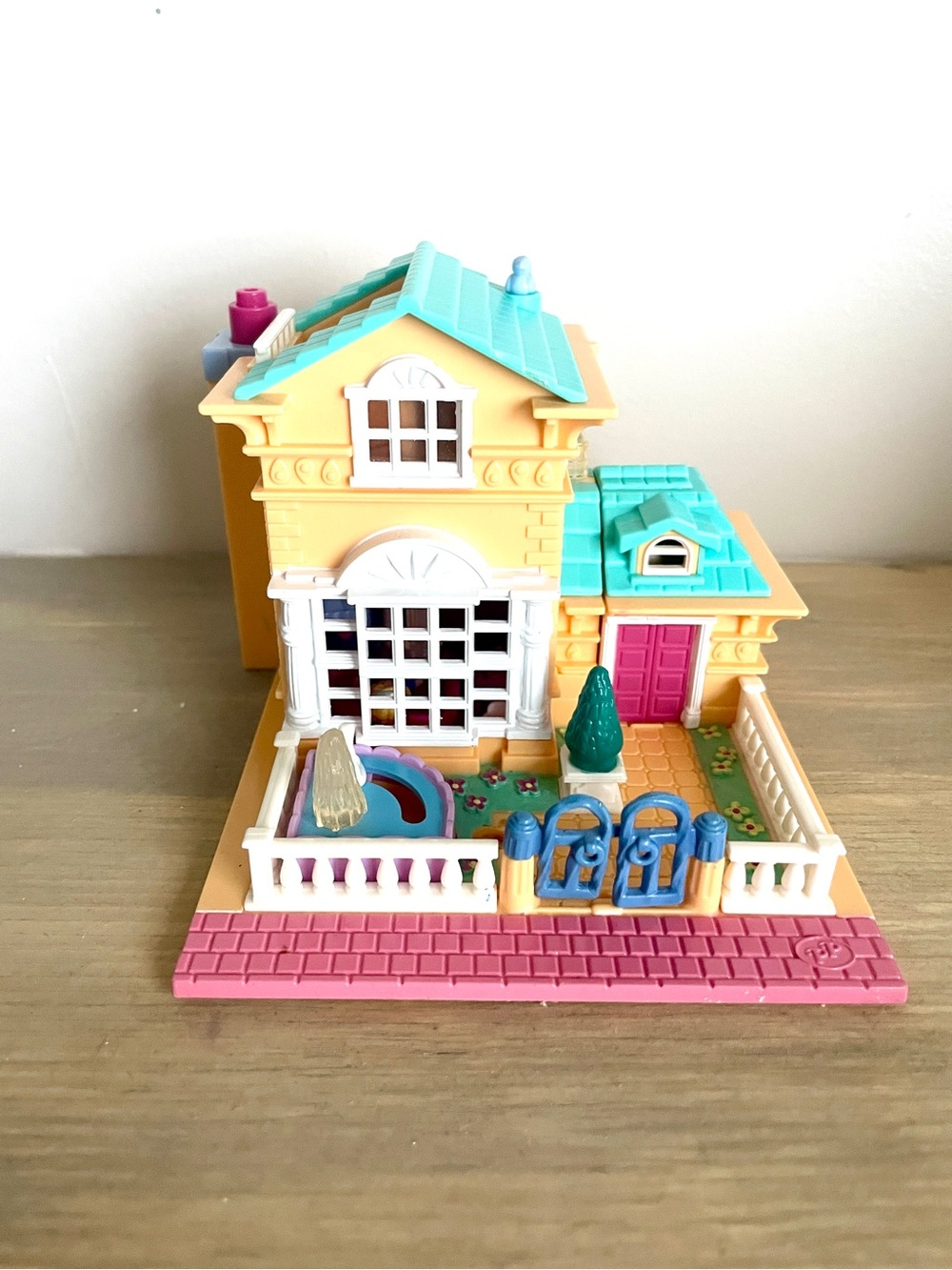 1994 Polly Pocket Light-Up Hotel • Works • Missing 1 Figure